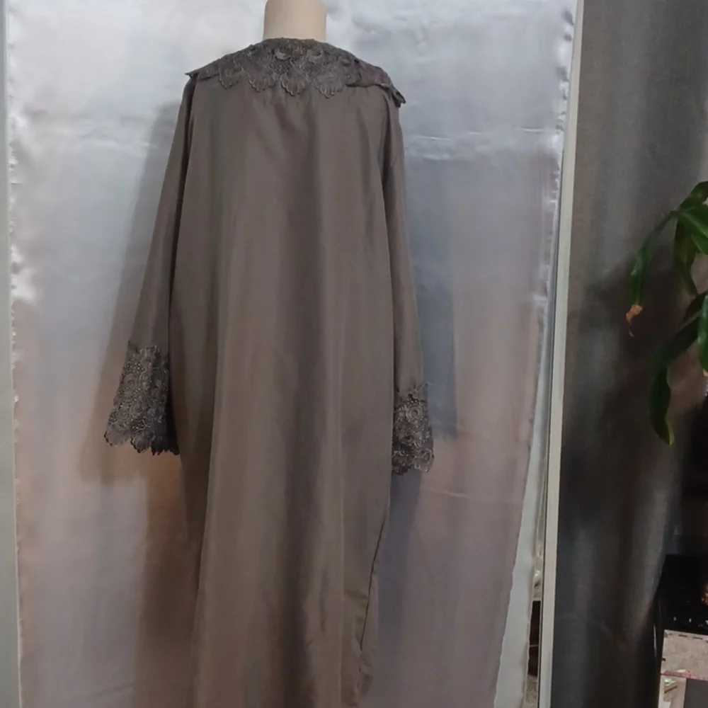 Highgate Manor Decorative Robe - Picture 4 of 6
